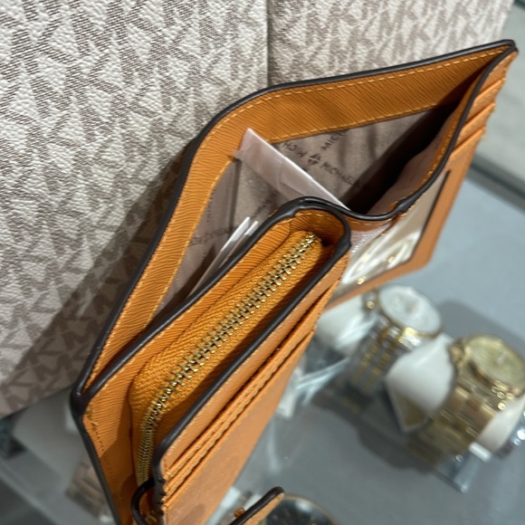 MICHAEL KORS
Medium Crossgrain Leather Wallet
Cider
NWT - Picture 15 of 16